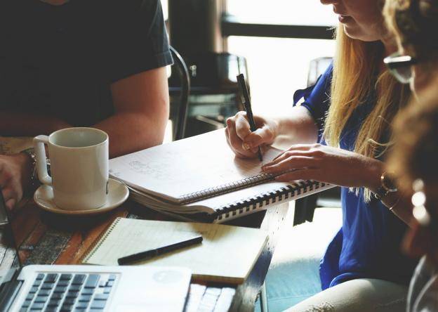 Seminare im Bereich Webdesign, WordPress, SEO, GoogleAnalytics und GoogleAds Gruppenarbeit zwischen mehreren Schülern