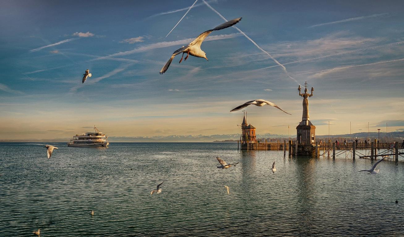 Fähre die am Hafen in Konstanz einfährt